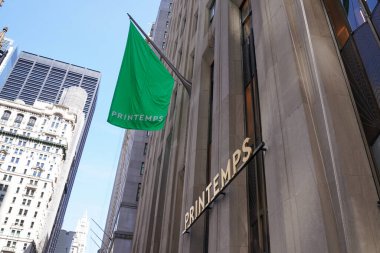 NEW YORK - 23 Mart 2025: Efsanevi Fransız mağaza markası Printemps, New York 'ta Manhattan' ın Finansal Bölgesi 'ndeki One Wall Street' te lüks markalar ve yiyeceklerle ilk kez ABD 'deki yerini açtı