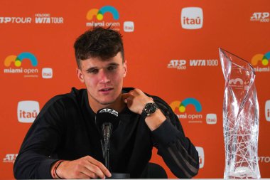 MIAMI GARDENS, FLORIDA - Erkekler tekler final maçında Sırp Novak Cokoviç 'i yendikten sonra düzenlediği basın toplantısında 30 Mart 2025 Miami Açık Şampiyonu Jakub Mensik