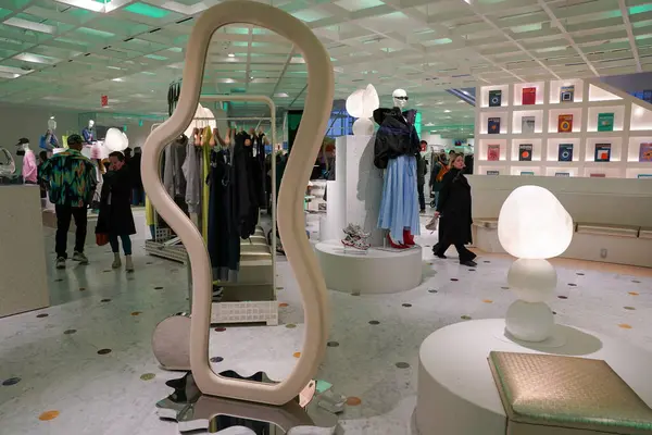 NEW YORK - 23 Mart 2025: Efsanevi Fransız mağaza markası Printemps, New York 'ta Manhattan' ın Finansal Bölgesi 'ndeki One Wall Street' te lüks markalar ve yiyeceklerle ilk kez ABD 'deki yerini açtı