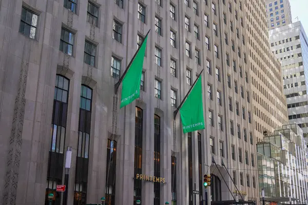 NEW YORK - 23 Mart 2025: Efsanevi Fransız mağaza markası Printemps, New York 'ta Manhattan' ın Finansal Bölgesi 'ndeki One Wall Street' te lüks markalar ve yiyeceklerle ilk kez ABD 'deki yerini açtı