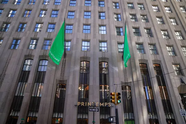 NEW YORK - 23 Mart 2025: Efsanevi Fransız mağaza markası Printemps, New York 'ta Manhattan' ın Finansal Bölgesi 'ndeki One Wall Street' te lüks markalar ve yiyeceklerle ilk kez ABD 'deki yerini açtı