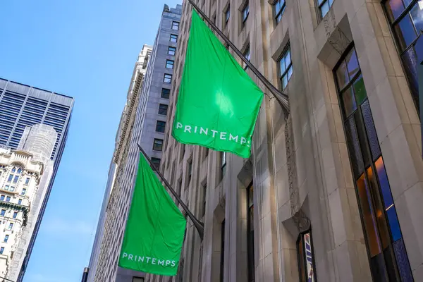 NEW YORK - 23 Mart 2025: Efsanevi Fransız mağaza markası Printemps, New York 'ta Manhattan' ın Finansal Bölgesi 'ndeki One Wall Street' te lüks markalar ve yiyeceklerle ilk kez ABD 'deki yerini açtı