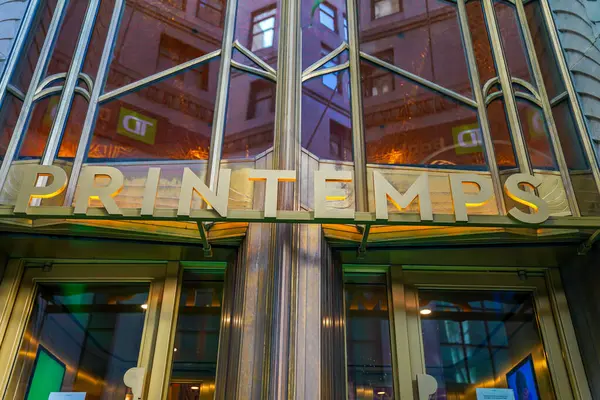 NEW YORK - 23 Mart 2025: Efsanevi Fransız mağaza markası Printemps, New York 'ta Manhattan' ın Finansal Bölgesi 'ndeki One Wall Street' te lüks markalar ve yiyeceklerle ilk kez ABD 'deki yerini açtı