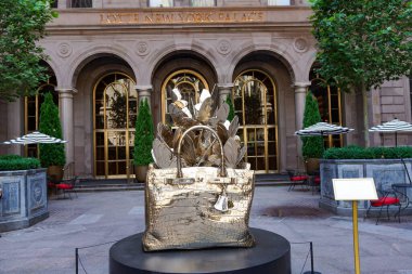 NEW YORK - 20 Haziran 2024: Roman Feral tarafından yapılmış dev, bronz bir Hermes Birkin çanta heykeli Manhattan şehir merkezindeki Lotte New York Palace Hotel 'in avlusunda sergileniyor..