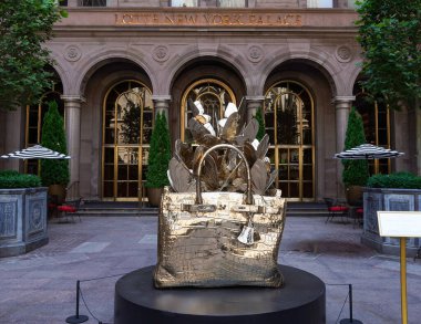NEW YORK - 20 Haziran 2024: Roman Feral tarafından yapılmış dev, bronz bir Hermes Birkin çanta heykeli Manhattan şehir merkezindeki Lotte New York Palace Hotel 'in avlusunda sergileniyor..