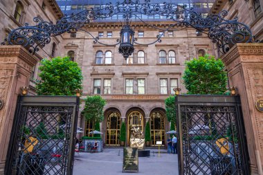 NEW YORK - 20 Haziran 2024: Roman Feral tarafından yapılmış dev, bronz bir Hermes Birkin çanta heykeli Manhattan şehir merkezindeki Lotte New York Palace Hotel 'in avlusunda sergileniyor..