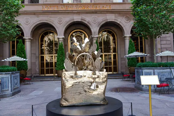 NEW YORK - 20 Haziran 2024: Roman Feral tarafından yapılmış dev, bronz bir Hermes Birkin çanta heykeli Manhattan şehir merkezindeki Lotte New York Palace Hotel 'in avlusunda sergileniyor..