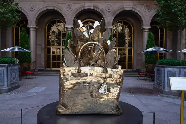 NEW YORK - 20 Haziran 2024: Roman Feral tarafından yapılmış dev, bronz bir Hermes Birkin çanta heykeli Manhattan şehir merkezindeki Lotte New York Palace Hotel 'in avlusunda sergileniyor..