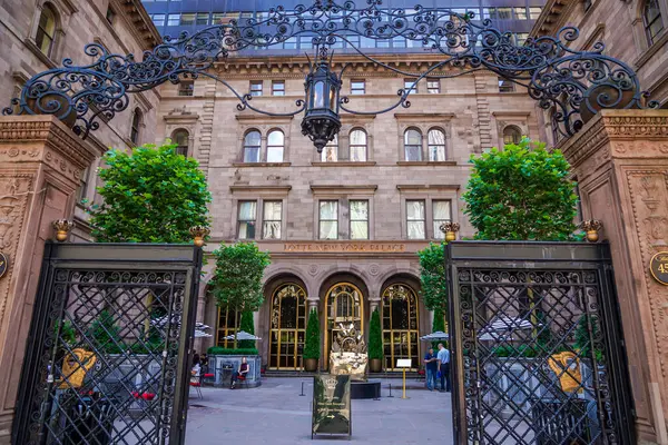 NEW YORK - 20 Haziran 2024: Roman Feral tarafından yapılmış dev, bronz bir Hermes Birkin çanta heykeli Manhattan şehir merkezindeki Lotte New York Palace Hotel 'in avlusunda sergileniyor..