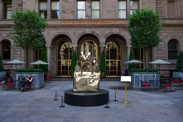 NEW YORK - 20 Haziran 2024: Roman Feral tarafından yapılmış dev, bronz bir Hermes Birkin çanta heykeli Manhattan şehir merkezindeki Lotte New York Palace Hotel 'in avlusunda sergileniyor..
