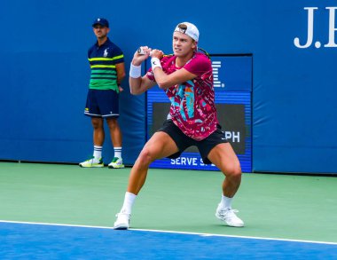 NEW YORK - 28 AUGust 2023: Danimarkalı profesyonel tenisçi Holger Rune, USTA Tenis Merkezi 'nde İspanya' dan Roberto Carballes Baena 'ya karşı oynadığı 2023 Amerika Açık ilk tur maçında görev başında. 