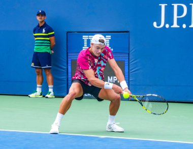NEW YORK - 28 AUGust 2023: Danimarkalı profesyonel tenisçi Holger Rune, USTA Tenis Merkezi 'nde İspanya' dan Roberto Carballes Baena 'ya karşı oynadığı 2023 Amerika Açık ilk tur maçında görev başında. 