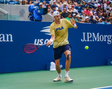 NEW YORK - 27 AUGust 2023: New York 'taki Billie Jean King Ulusal Tenis Merkezi' nde 2023 ABD Açık 'tan önce ABD' li profesyonel tenisçi John Isner