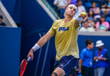 NEW YORK - 27 AUGust 2023: New York 'taki Billie Jean King Ulusal Tenis Merkezi' nde 2023 ABD Açık 'tan önce ABD' li profesyonel tenisçi John Isner