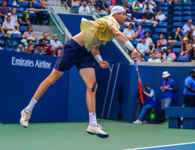 NEW YORK - 27 AUGust 2023: New York 'taki Billie Jean King Ulusal Tenis Merkezi' nde 2023 ABD Açık 'tan önce ABD' li profesyonel tenisçi John Isner