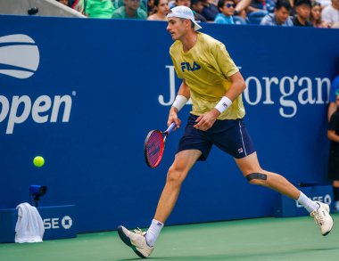 NEW YORK - 27 AUGust 2023: New York 'taki Billie Jean King Ulusal Tenis Merkezi' nde 2023 ABD Açık 'tan önce ABD' li profesyonel tenisçi John Isner