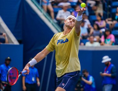 NEW YORK - 27 AUGust 2023: New York 'taki Billie Jean King Ulusal Tenis Merkezi' nde 2023 ABD Açık 'tan önce ABD' li profesyonel tenisçi John Isner