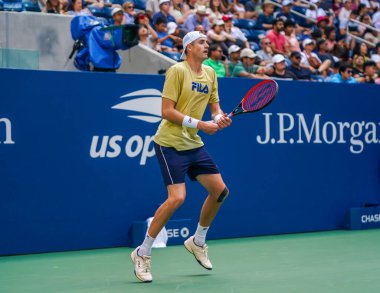 NEW YORK - 27 AUGust 2023: New York 'taki Billie Jean King Ulusal Tenis Merkezi' nde 2023 ABD Açık 'tan önce ABD' li profesyonel tenisçi John Isner