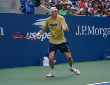 NEW YORK - 27 AUGust 2023: New York 'taki Billie Jean King Ulusal Tenis Merkezi' nde 2023 ABD Açık 'tan önce ABD' li profesyonel tenisçi John Isner