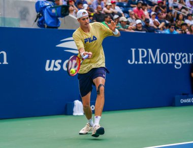 NEW YORK - 27 AUGust 2023: New York 'taki Billie Jean King Ulusal Tenis Merkezi' nde 2023 ABD Açık 'tan önce ABD' li profesyonel tenisçi John Isner