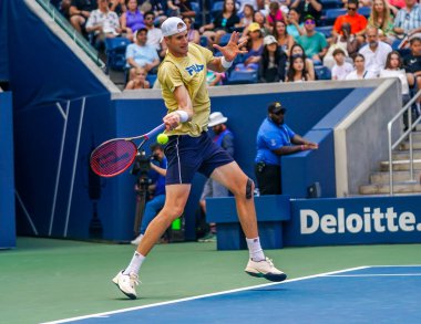NEW YORK - 27 AUGust 2023: New York 'taki Billie Jean King Ulusal Tenis Merkezi' nde 2023 ABD Açık 'tan önce ABD' li profesyonel tenisçi John Isner