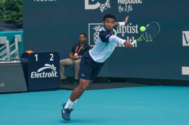 MIAMI GARDENS, FLORIDA - 27 Mart 2025: Arthur Fils Çek Cumhuriyeti 'nden Jakub Mensik' e karşı oynadığı çeyrek final maçında Miami 'deki Hard Rock Stadyumu' nda oynanan maçta