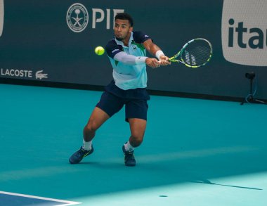 MIAMI GARDENS, FLORIDA - 27 Mart 2025: Arthur Fils Çek Cumhuriyeti 'nden Jakub Mensik' e karşı oynadığı çeyrek final maçında Miami 'deki Hard Rock Stadyumu' nda oynanan maçta