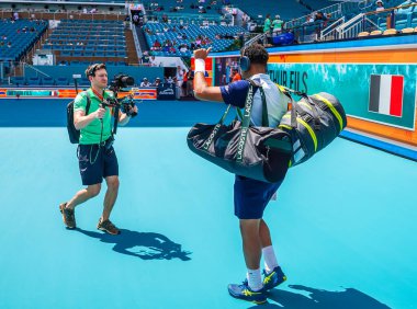 MIAMI GARDENS, FLORIDA - 27 Mart 2025: Fransa 'dan Arthur Fils, Miami Açık' ta 2025 'te Çek Cumhuriyeti' nden Jakub Mensik ile oynadığı çeyrek final maçından önce Hard Rock Stadyumuna girdi.