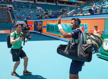 MIAMI GARDENS, FLORIDA - 27 Mart 2025: Fransa 'dan Arthur Fils, Miami Açık' ta 2025 'te Çek Cumhuriyeti' nden Jakub Mensik ile oynadığı çeyrek final maçından önce Hard Rock Stadyumuna girdi.