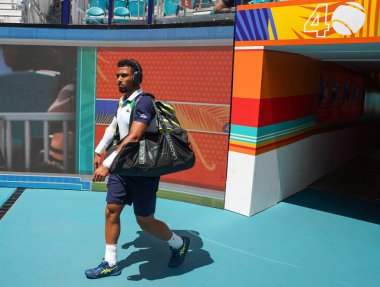 MIAMI GARDENS, FLORIDA - 27 Mart 2025: Fransa 'dan Arthur Fils, Miami Açık' ta 2025 'te Çek Cumhuriyeti' nden Jakub Mensik ile oynadığı çeyrek final maçından önce Hard Rock Stadyumuna girdi.