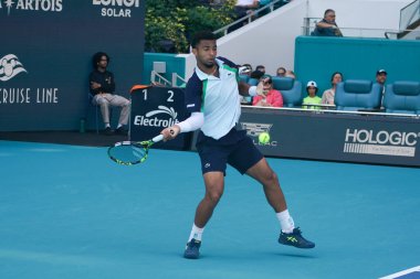 MIAMI GARDENS, FLORIDA - 27 Mart 2025: Arthur Fils Çek Cumhuriyeti 'nden Jakub Mensik' e karşı oynadığı çeyrek final maçında Miami 'deki Hard Rock Stadyumu' nda oynanan maçta