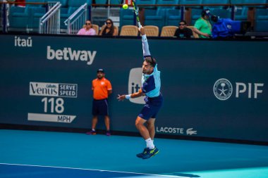 MIAMI GARDENS, FLORIDA - 27 Mart 2025: Arthur Fils Çek Cumhuriyeti 'nden Jakub Mensik' e karşı oynadığı çeyrek final maçında Miami 'deki Hard Rock Stadyumu' nda oynanan maçta