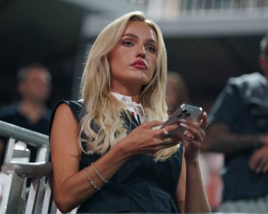 MIAMI GARDENS, FLORIDA - 27 Mart 2025: Amerikalı bir sosyal medya kişiliği, sözü geçen ve Taylor Fritz 'in kız arkadaşı Morgan Riddle Miami' deki Hard Rock Stadyumu 'nda 2025 Miami Açık' ta oynanan çeyrek final maçına katıldı.