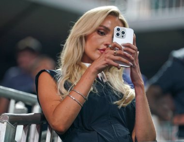 MIAMI GARDENS, FLORIDA - 27 Mart 2025: Amerikalı bir sosyal medya kişiliği, sözü geçen ve Taylor Fritz 'in kız arkadaşı Morgan Riddle Miami' deki Hard Rock Stadyumu 'nda 2025 Miami Açık' ta oynanan çeyrek final maçına katıldı.