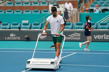 MIAMI GARDENS, FLORIDA - 30 Mart 2025: Novak Cokoviç, Miami 'deki Hard Roch Stadyumu' nda Jakub Mensik 'e karşı oynadığı 2025 Miami Açık final maçından önce antrenmanı için mahkemeyi kurutmaya yardım etti. 