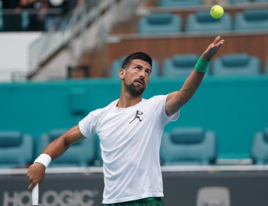 MIAMI GARDENS, FLORIDA - 30 Mart 2025: Novak Cokoviç, Miami Açık erkekler final maçından önce Miami Gardens 'taki Hard Roch Stadyumu' nda Jakub Mensik 'e karşı oynadığı antrenmanda 