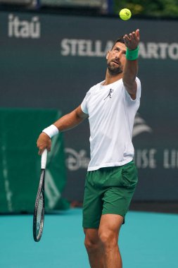 MIAMI GARDENS, FLORIDA - 30 Mart 2025: Novak Cokoviç, Miami Açık erkekler final maçından önce Miami Gardens 'taki Hard Roch Stadyumu' nda Jakub Mensik 'e karşı oynadığı antrenmanda 
