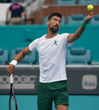 MIAMI GARDENS, FLORIDA - 30 Mart 2025: Novak Cokoviç, Miami Açık erkekler final maçından önce Miami Gardens 'taki Hard Roch Stadyumu' nda Jakub Mensik 'e karşı oynadığı antrenmanda 