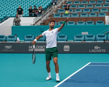 MIAMI GARDENS, FLORIDA - 30 Mart 2025: Novak Cokoviç, Miami Açık erkekler final maçından önce Miami Gardens 'taki Hard Roch Stadyumu' nda Jakub Mensik 'e karşı oynadığı antrenmanda 
