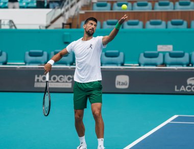 MIAMI GARDENS, FLORIDA - 30 Mart 2025: Novak Cokoviç, Miami Açık erkekler final maçından önce Miami Gardens 'taki Hard Roch Stadyumu' nda Jakub Mensik 'e karşı oynadığı antrenmanda 