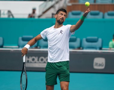 MIAMI GARDENS, FLORIDA - 30 Mart 2025: Novak Cokoviç, Miami Açık erkekler final maçından önce Miami Gardens 'taki Hard Roch Stadyumu' nda Jakub Mensik 'e karşı oynadığı antrenmanda 