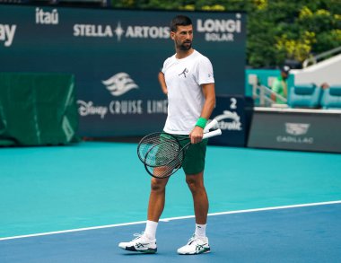 MIAMI GARDENS, FLORIDA - 30 Mart 2025: Novak Cokoviç, Miami Açık erkekler final maçından önce Miami Gardens 'taki Hard Roch Stadyumu' nda Jakub Mensik 'e karşı oynadığı antrenmanda 