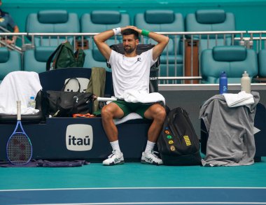 MIAMI GARDENS, FLORIDA - 30 Mart 2025: Novak Cokoviç, Miami Açık erkekler final maçından önce Miami Gardens 'taki Hard Roch Stadyumu' nda Jakub Mensik 'e karşı oynadığı antrenmanda 