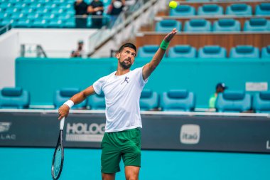MIAMI GARDENS, FLORIDA - 30 Mart 2025: Novak Cokoviç, Miami Açık erkekler final maçından önce Miami Gardens 'taki Hard Roch Stadyumu' nda Jakub Mensik 'e karşı oynadığı antrenmanda 