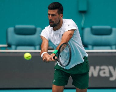 MIAMI GARDENS, FLORIDA - 30 Mart 2025: Novak Cokoviç, Miami Açık erkekler final maçından önce Miami Gardens 'taki Hard Roch Stadyumu' nda Jakub Mensik 'e karşı oynadığı antrenmanda 
