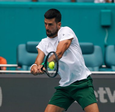 MIAMI GARDENS, FLORIDA - 30 Mart 2025: Novak Cokoviç, Miami Açık erkekler final maçından önce Miami Gardens 'taki Hard Roch Stadyumu' nda Jakub Mensik 'e karşı oynadığı antrenmanda 