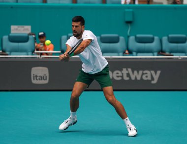 MIAMI GARDENS, FLORIDA - 30 Mart 2025: Novak Cokoviç, Miami Açık erkekler final maçından önce Miami Gardens 'taki Hard Roch Stadyumu' nda Jakub Mensik 'e karşı oynadığı antrenmanda 
