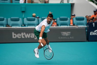 MIAMI GARDENS, FLORIDA - 30 Mart 2025: Novak Cokoviç, Miami Açık erkekler final maçından önce Miami Gardens 'taki Hard Roch Stadyumu' nda Jakub Mensik 'e karşı oynadığı antrenmanda 