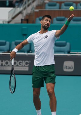 MIAMI GARDENS, FLORIDA - 30 Mart 2025: Novak Cokoviç, Miami Açık erkekler final maçından önce Miami Gardens 'taki Hard Roch Stadyumu' nda Jakub Mensik 'e karşı oynadığı antrenmanda 