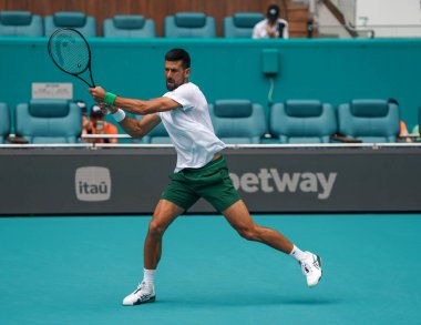 MIAMI GARDENS, FLORIDA - 30 Mart 2025: Novak Cokoviç, Miami Açık erkekler final maçından önce Miami Gardens 'taki Hard Roch Stadyumu' nda Jakub Mensik 'e karşı oynadığı antrenmanda 